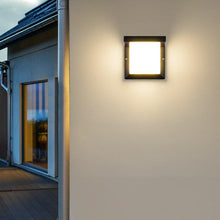 Load image into Gallery viewer, Manzanillo outdoor wall light side profile showing polycarbonate diffuser
